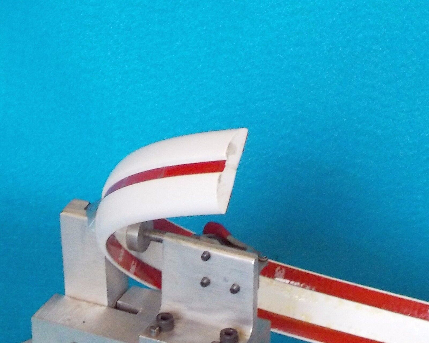 1992 1993 Caravan Voyager Town & Country Rr Bumper Molding White/Red ER33KWR